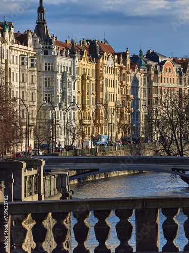 Kolorowe kamienice nad rzeką w Pradze