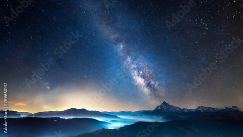 Atemberaubender Nachthimmel: Milchstraße über schneebedeckten Bergen