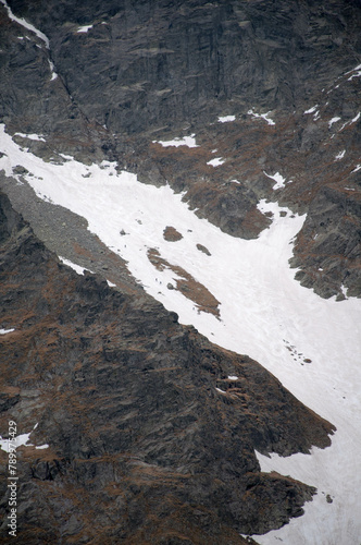 Niebezpieczna wspinaczka górska po topniejącej pokrywie śnieżnej na najwyższy szczyt Polski, Rysy w Tatrach Wysokich.