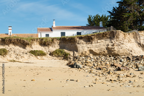 Recul d'une dune menaçant des maisons, suite à la hausse du niveau de la mer entrainant une érosion importante. Noirmoutier