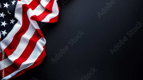 アメリカの国旗が黒い背景を覆っている。