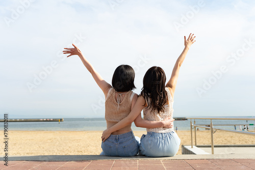 浜辺ではしゃぐ2人の女性