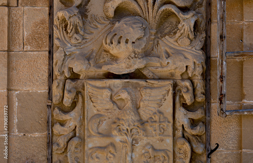 Escudo de armas familiar en la fachada principal