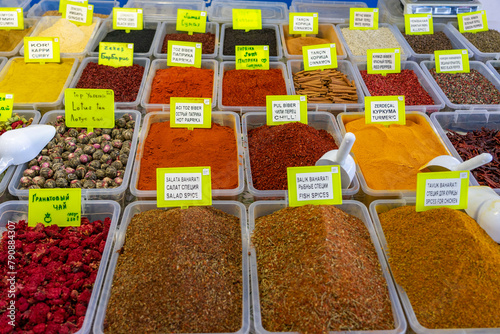 Türkei: Markt in Kemer mit frischen orientalischen exotischen Gewürzen zum Verkauf