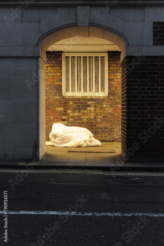 materac bezdomnego leżący na ulicy