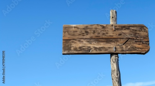 Poste con madera para señalización de direcciones junto a la playa