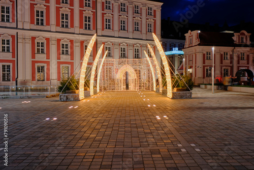 Plac Kolegiacki w Poznaniu ozdobiony dekoracją bożonarodzeniową