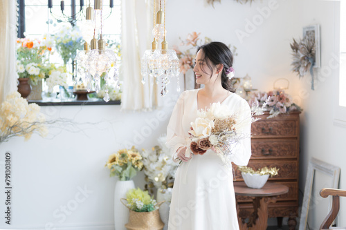 ウェディングドレスを着た若い日本人(アジア人）女性の横顔 前撮りやブライダルなど花嫁の結婚式のイメージの全身