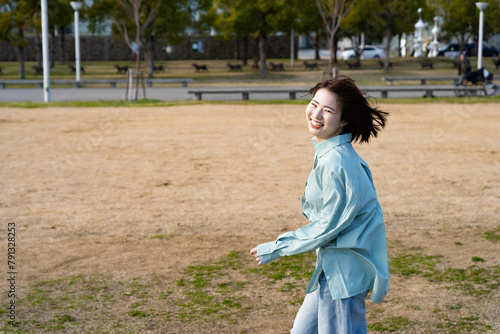 公園ではしゃぐ20代女性