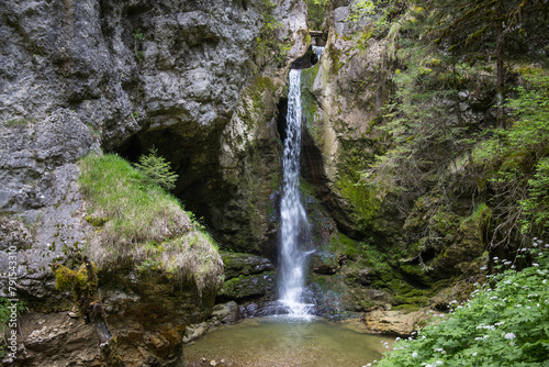 La cascade du Moulin dans le Jura au village Les Bouchoux est nichée dans les gorges du Tacon, elle offre une chute de 19 m qui tombe dans une marmite creusée par la puissance de ses eaux.
