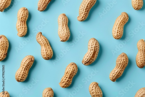 Ungeschälte Erdnüsse auf hellblauem Hintergrund 