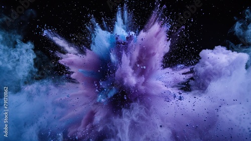 Violette und blaue Farbexplosion vor dunklem Hintergrund, rauchender Knall, Explosion aus lila Pulver 