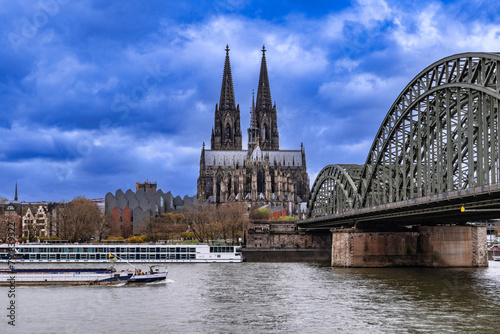 Kölner Dom mit Rhein