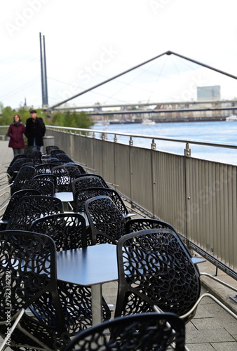 aufgeräumte stühle und tische an der terrasse in medienhafen düsseldorf, deutschland