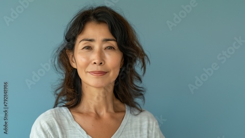 Japanische schöne reife Frau im Business Look schaut freundlich in die Kamera, ai generativ