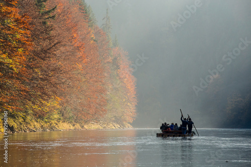 Spływ na tratwach Dunajcem w Pieninach jesienią