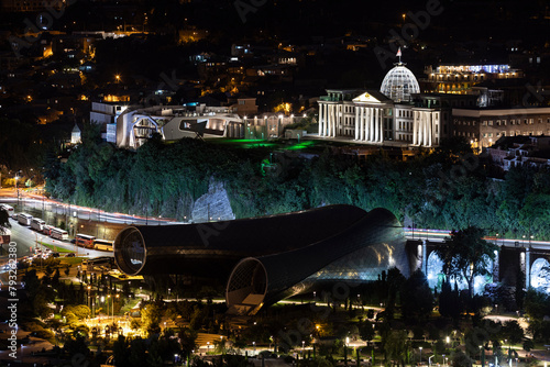 Tiflis bei Nacht mit Monument / Tbilisi at night with monument