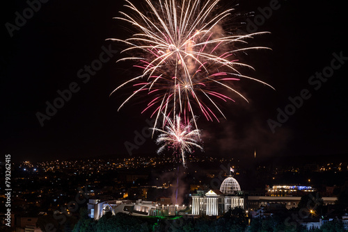 Tiflis bei Nacht mit Feuerwerk / Tbilisi at night with fireworks