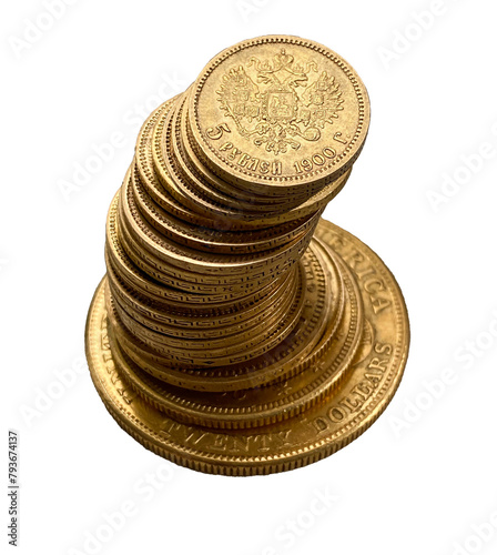 Pięć rubli awers na stosie prawdziwych, złotych monet, amerykański dolar, dwadzieścia dolarów. Widok z góry, przezroczyste tło. Izolowane. Dolary i ruble w złocie.