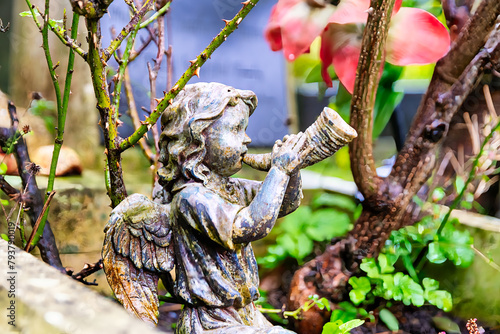 kleiner Engel bläst ein Horn auf dem Highgate Cemetery in London Camden