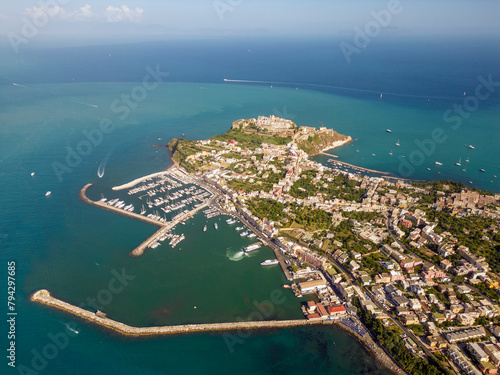 Vista aerea dell'isola di Procida. Un mare e un paesaggio con barche e navi