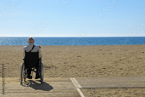 hombre mayor en silla de ruedas discapacitado minusválido en una playa accesibilidad 4M0A8536-as24
