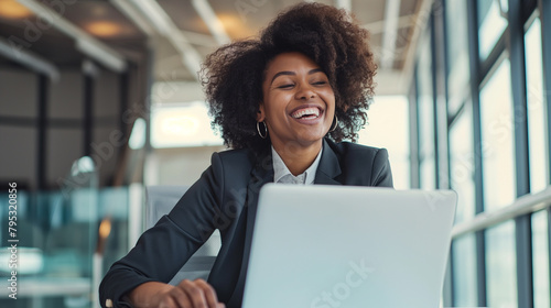 Mulher feliz usando um leptop no trabalho 