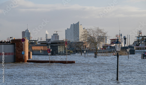 Sturmflut und Elbe Hochwasser am Hamburger Hafen St. Pauli Fischmarkt Fischauktionshalle