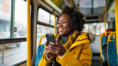 Mulher sorrindo usando o smartphone no transporte publico 