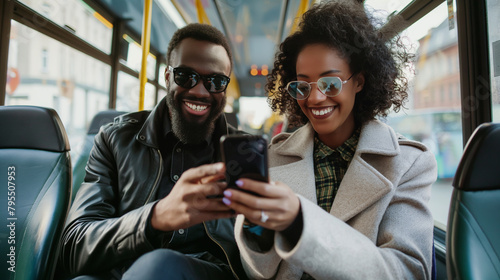 Casal rindo usando o celular no transporte publico