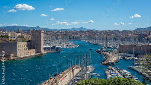 Vue sur le Vieux-Port de Marseille