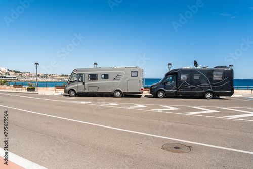2 Wohnmobile an der Uferpromenade Moll de Llevant, eine 4,5km lange Uferpromenade für Jogger, Spaziergänger, Radfahrer und Skater am Hafen von Tarragona, Spanien