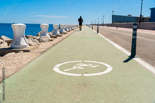 Uferpromenade Moll de Llevant, eine 4,5km lange Uferpromenade für Jogger, Spaziergänger, Radfahrer und Skater am Hafen von Tarragona, Spanien