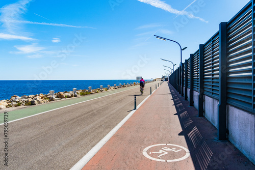 Uferpromenade Moll de Llevant, eine 4,5km lange Uferpromenade für Jogger, Spaziergänger, Radfahrer und Skater am Hafen von Tarragona, Spanien