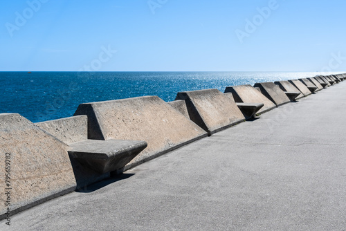 Beton Sitzbänke an der Uferpromenade Moll de Llevant, eine 4,5km lange Uferpromenade für Jogger, Spaziergänger, Radfahrer und Skater am Hafen von Tarragona, Spanien