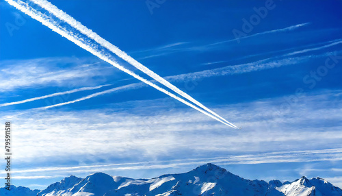 飛行機と飛行機雲。青空の背景。一筋の飛行機雲。Airplanes and contrails. Blue sky background. A single contrail.