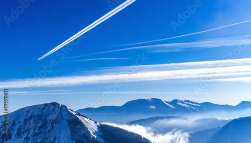飛行機と飛行機雲。青空の背景。一筋の飛行機雲。Airplanes and contrails. Blue sky background. A single contrail.