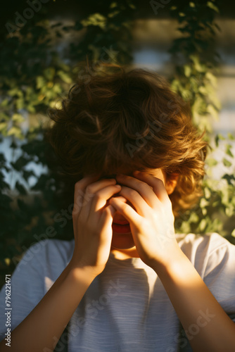 男, 男の子, 悲しみ, 苦しみ, 顔を覆う手, 涙, 悲しむ男の子, Man, boy, grief, suffering, hand covering face, tears, grieving boy