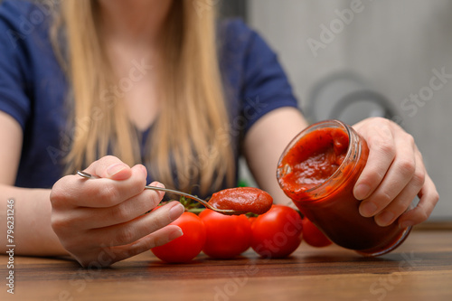 Włoska pasta pomidorowa jako dodatek do sosów do spagetti prosto ze słoiczka, keczup, przecier pomidorowy 