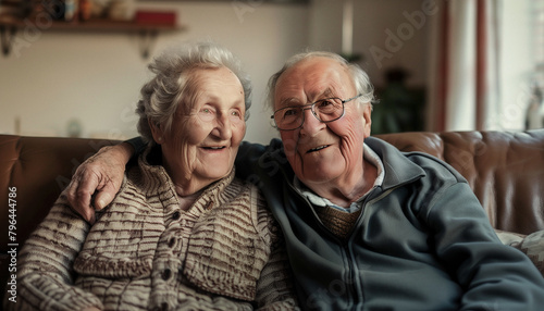 Portrait d'un couple senior retraité complice, amoureux et en retraite assis dans un canapé à la maison