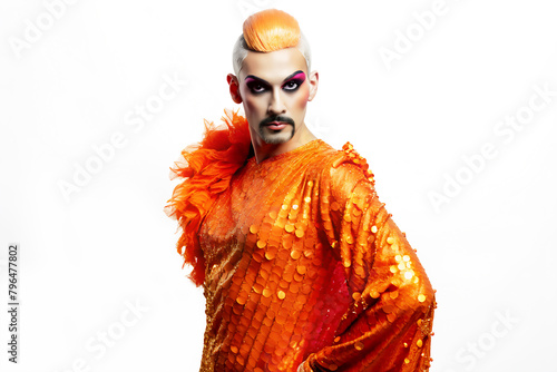 Drag Queen con un traje naranja brillante de lentejuelas. Drag Queen hombre sobre fondo blanco.