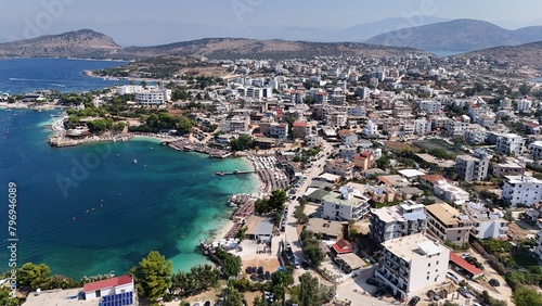Hafen küste von albanien ksamil saranda von oben mit der dji air 3 im sommer urlaub vom strand aus