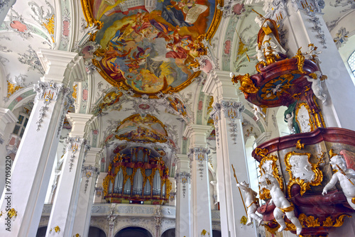 Innenansicht der Benediktinerklosterkirche St. Georg und Jakobus in Isny im Allgäu (Baden-Württemberg)