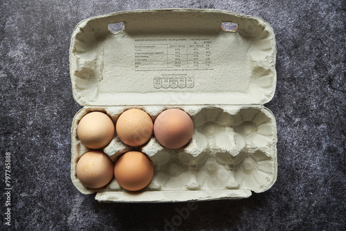jajka w pudełku 