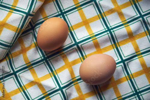 dwa jajka na obrusie 