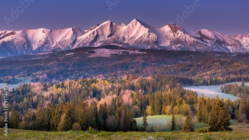 Piękna panorama Tatr Bielskich widziana z Łapszanki w wiosenny poranek