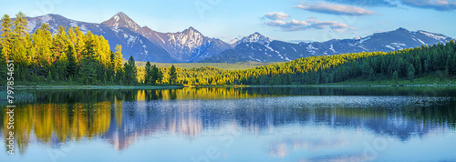 Górski krajobraz, jezioro i pasmo górskie, duża panorama, Ałtaj