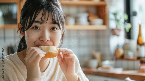 朝食のパンを食べる女の子 