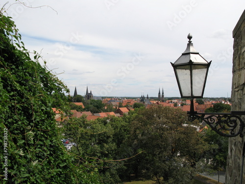 Laterne an Mauer am Münzenberg in Quedlinburg mit Blick auf die Altstadt
