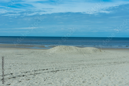 Nordseestrand der Niederlande in Julianadorp ann Zee. Mit einsamer Schaufel im Sandberg